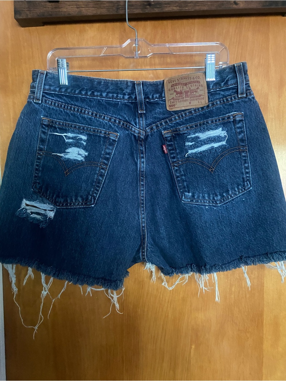 Levi's Distressed Dark Blue Denim Shorts with Frayed Hem Size XL - Picture 2 of 9